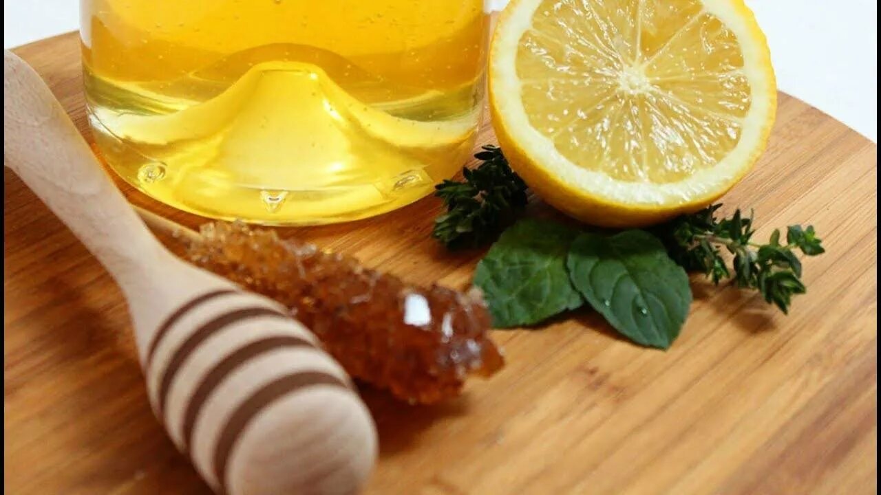 Можно пить медовую воду. Медовая вода. Эликсир из лимона меда и масла. Вода с медом. Медовая вода фото.