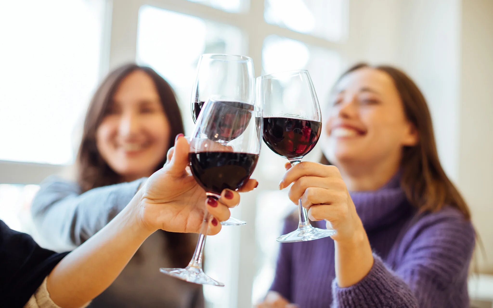 Женщины вместе вино. Звон бокалов. Иллюстрации людей с вином. Чокаются стопки веселье ночь.