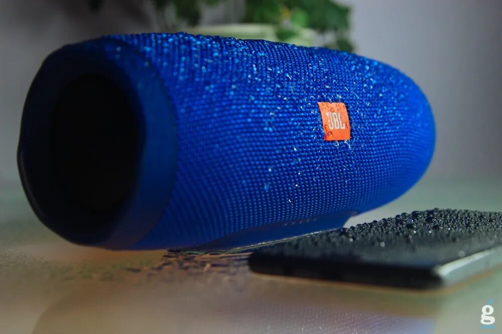 Как подключить jbl charge 3. Концертные колонки jbl. колонка 3д. jbl таблица. колонка внутри бегает лазер.