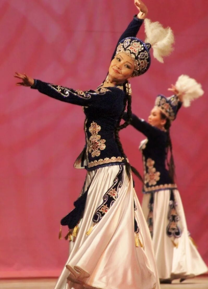 Казахский народный танец. Казахский танец. Казахский танцевать. Казахский танцевальный костюм. Традиционные казахские танцы.