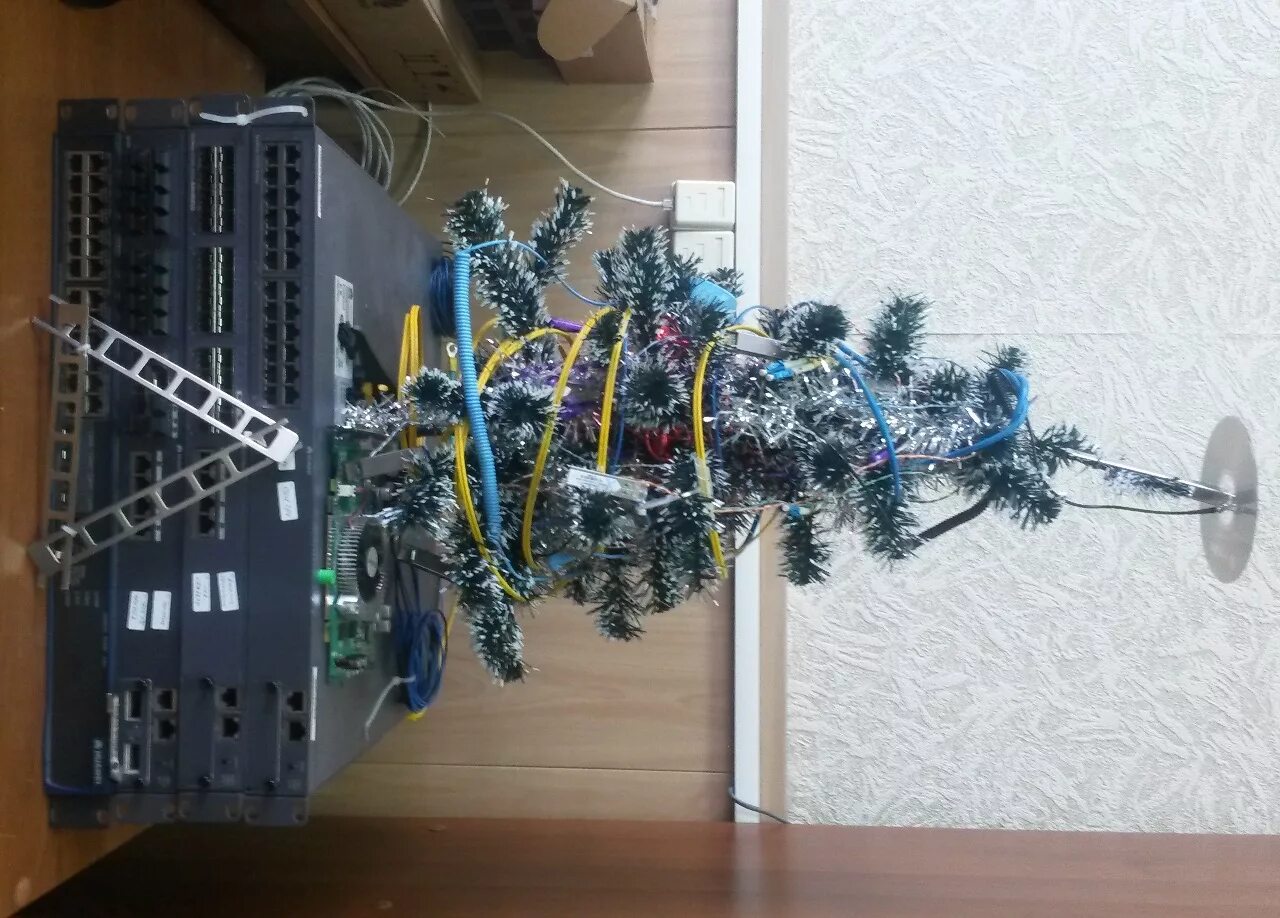 Елка программиста. Елка из компьютерных деталей. новогодняя елка программиста. it елка.