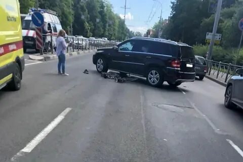 Мерседес сбивает