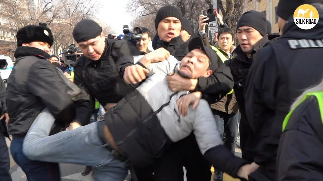 Казахстан кинул. Казахстан кинул. Казахстан кинул. Майдан в казахстане. Майдан в казахстане 2022.