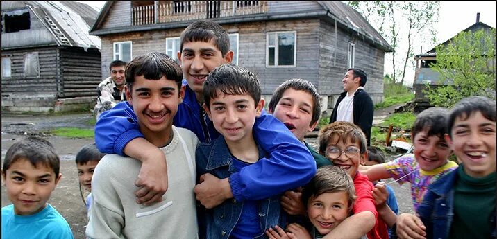 Семьи таджиков террористов. Таджикская семья. Семейка таджиков. Большая семья таджиков. Таджичка с кучей детей.