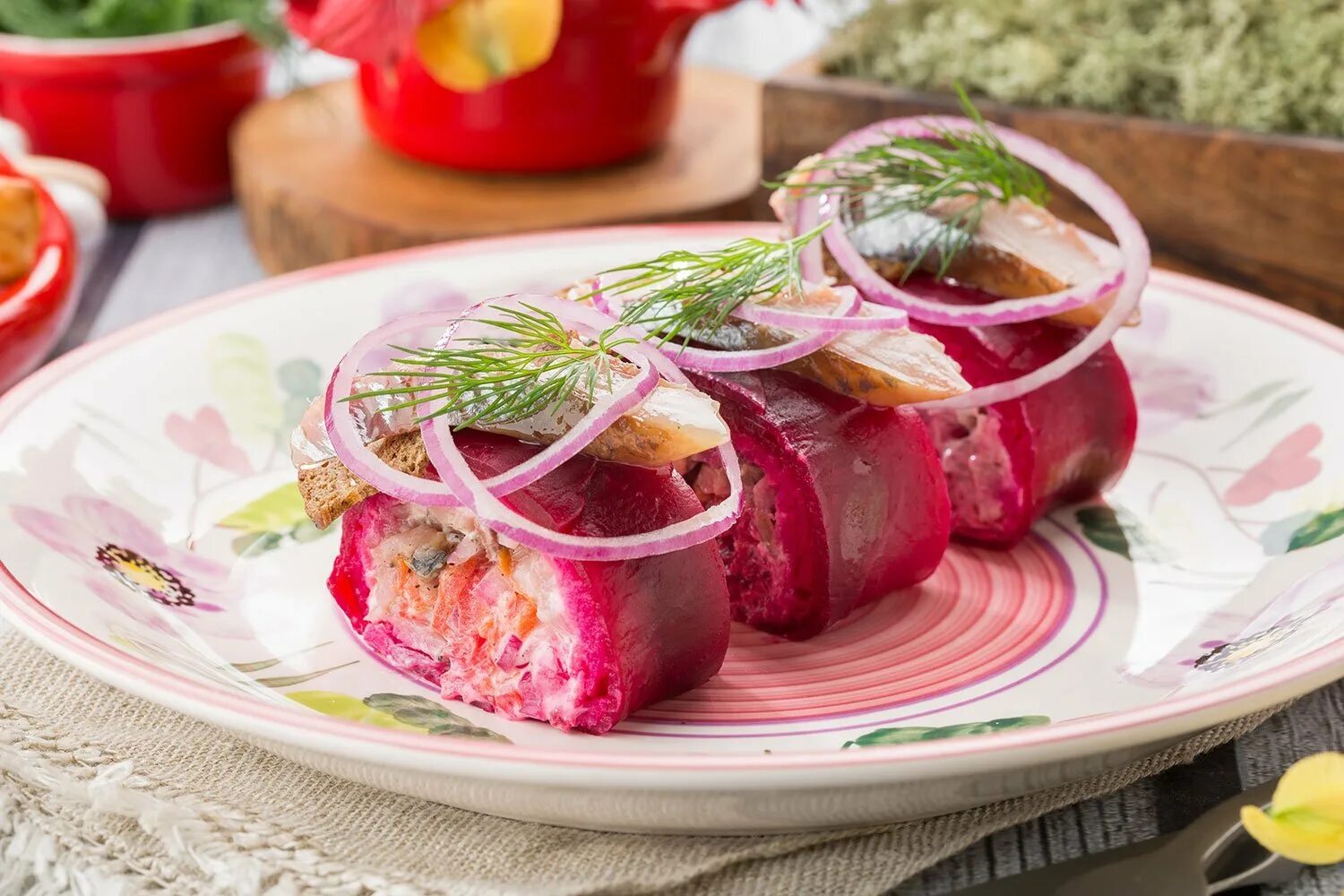 Сельдь рольмопс. Подача сельди в ресторане. Оригинальная подача винегрета. Оригинальная подача селедки на закуску. Оригинальная подача селедки.