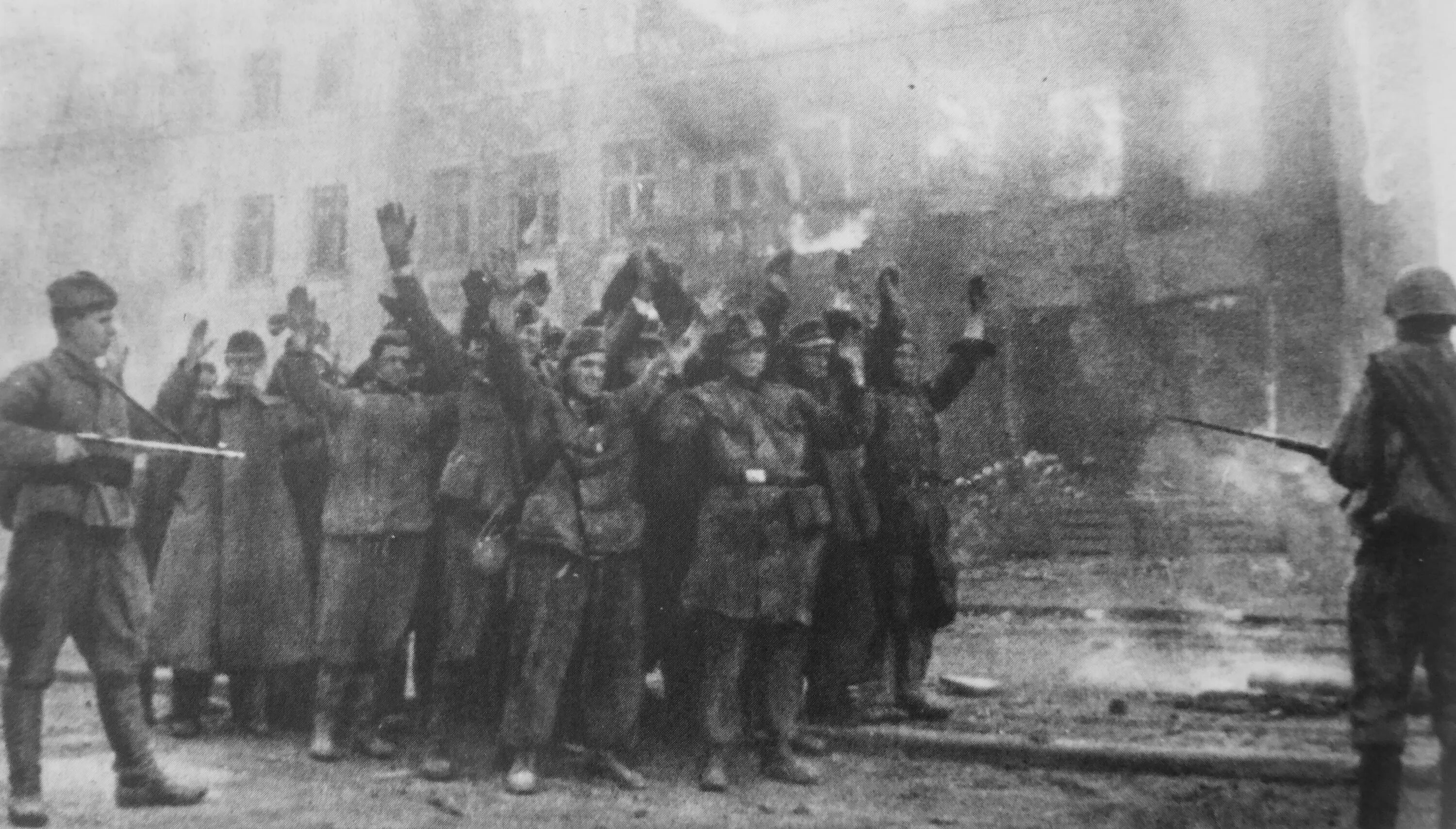 12 апреля 1945 года. Штурм кенигсберга 1945. штурм калининграда 1945. пленные немецкие солдаты 1945 кенигсберг. кенигсбергская операция 1945.