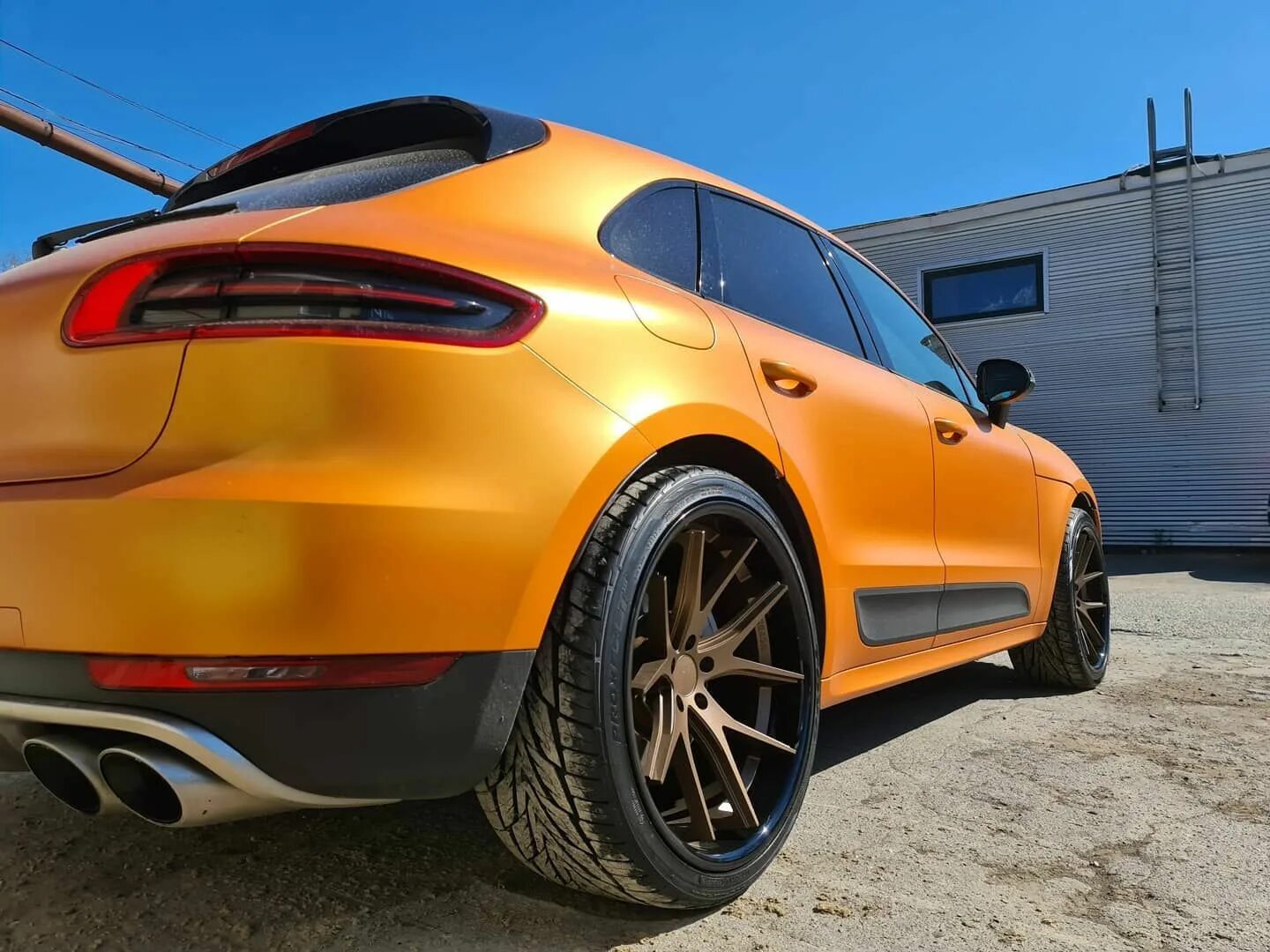 Порше Макан оранжевый. Porsche Macan оранжевый. Porsche Macan золотой. Porsche Macan золотистый. Цвета осень макан