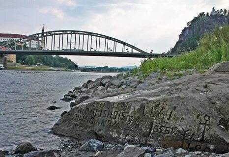 Выступавший камень