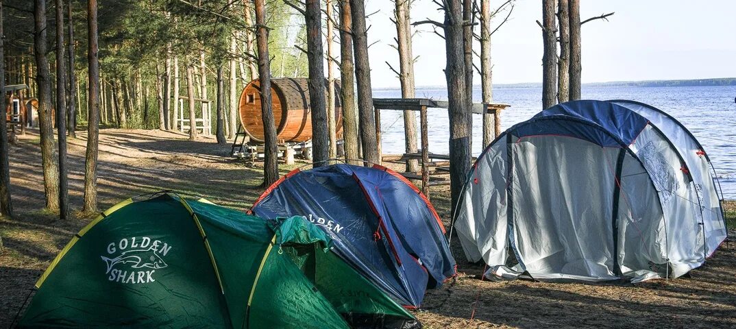 Где можно с палатками сенеж. Озеро увильды кемпинг с палатками. Лесная поляна тургояк с палатками. Палаточный лагерь на рыбинском водохранилище. Палатка на байдарку.