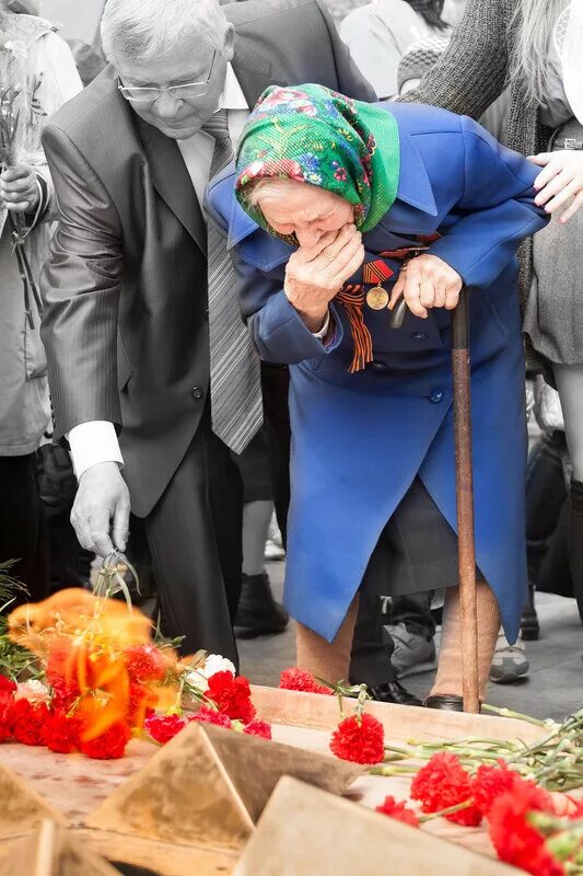 Бабушка у обелиска. Бабушки у вечного огня. Ветеран плачет у памятника.