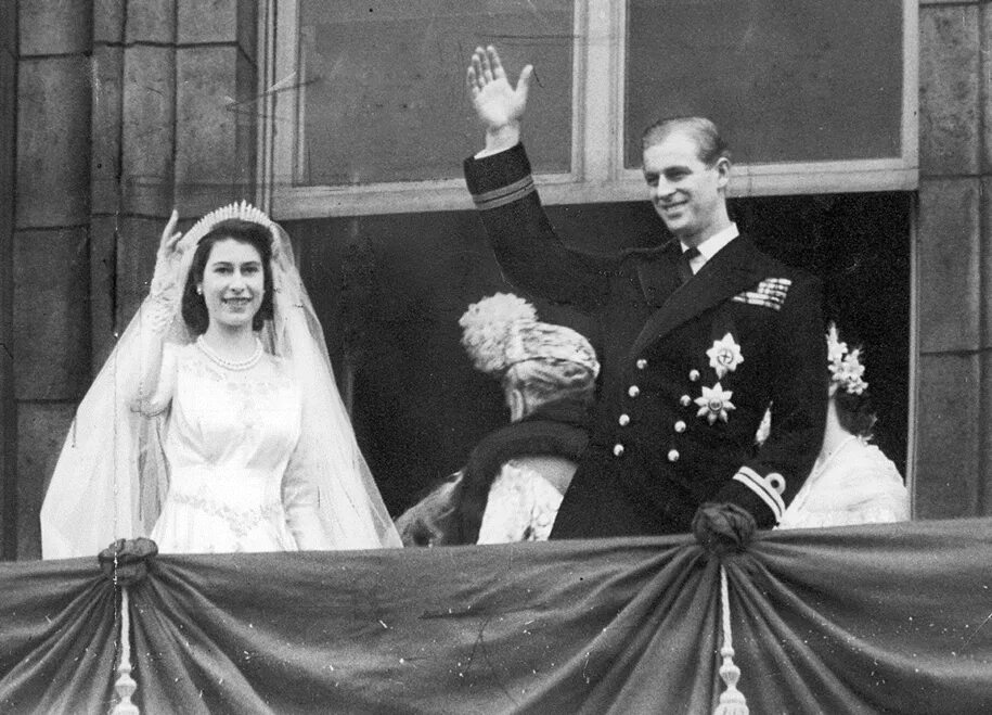 Свадебные фото елизаветы 2 и филиппа. Королева елизавета свадьба 1947. Принц фили́пп маунтбеттен и елизавета. Свадьба елизаветы 2 королевы англии. Королева елизавета 2 свадьба.