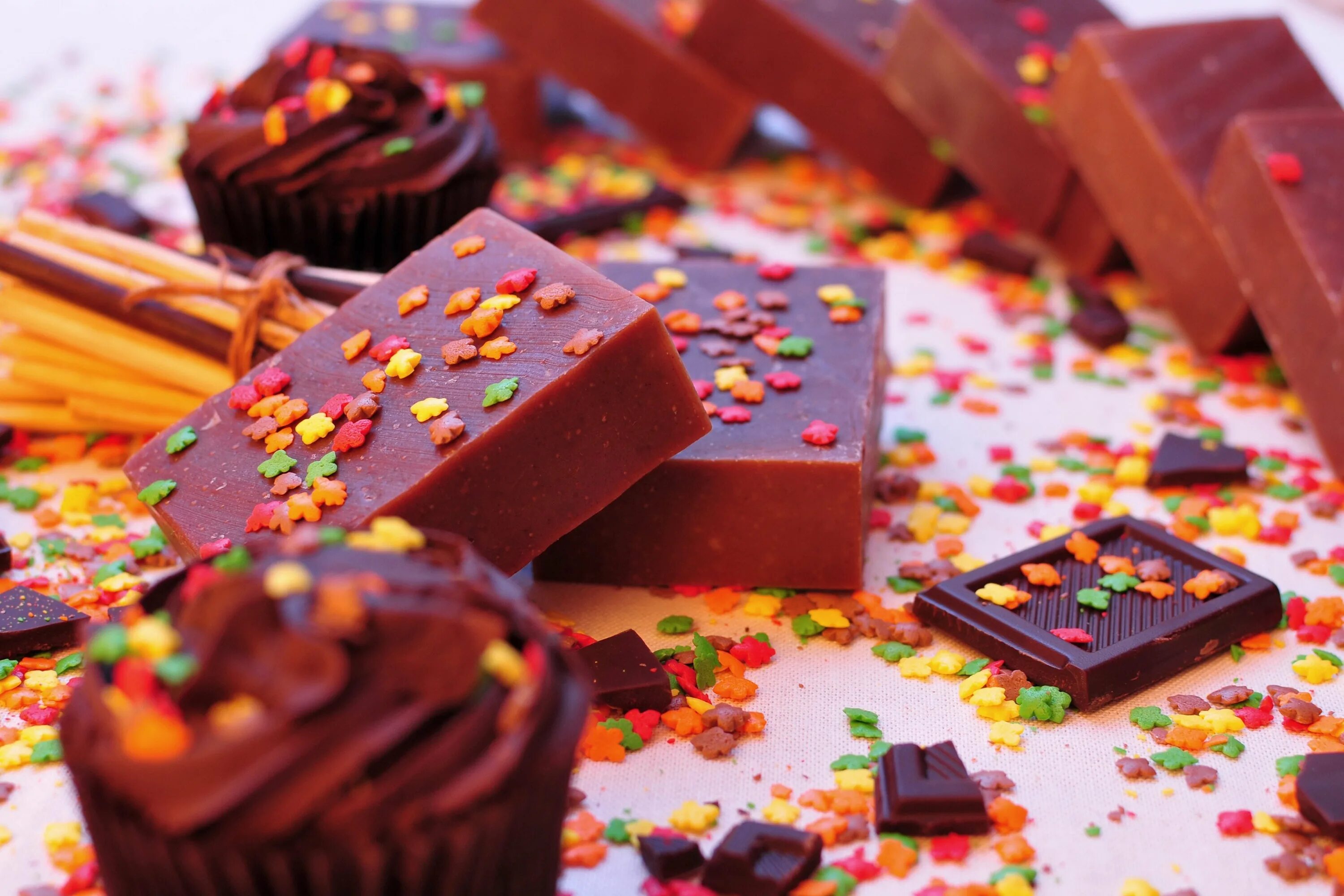 Разноцветный шоколад. Красивые конфеты. Шоколадные конфеты. Сладости картинки. Фотографии сладостей