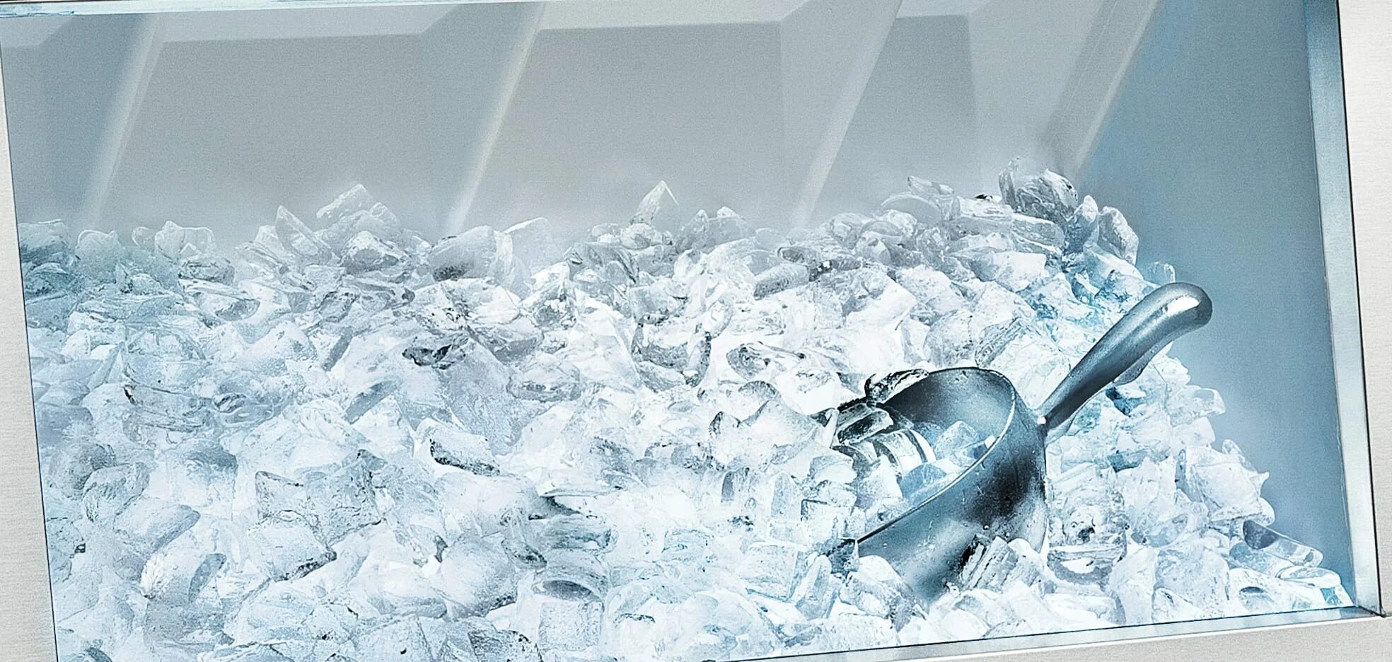 Мелкий лед. Лед из ледогенератора. Лед на прозрачном фоне. Колотый лед в льдогенераторе. При изготовлении льда