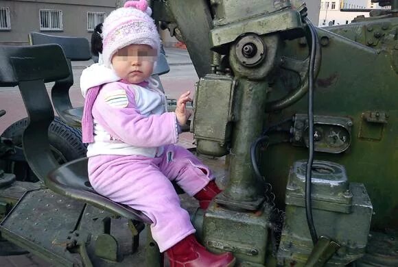 Дети на улицах милана. Дети на прогулке в детском саду. Бесплатная экскурсия «в капотню на самокатах. Пранки на улице для детей на улице. Трехлетняя девочка на прогулке.