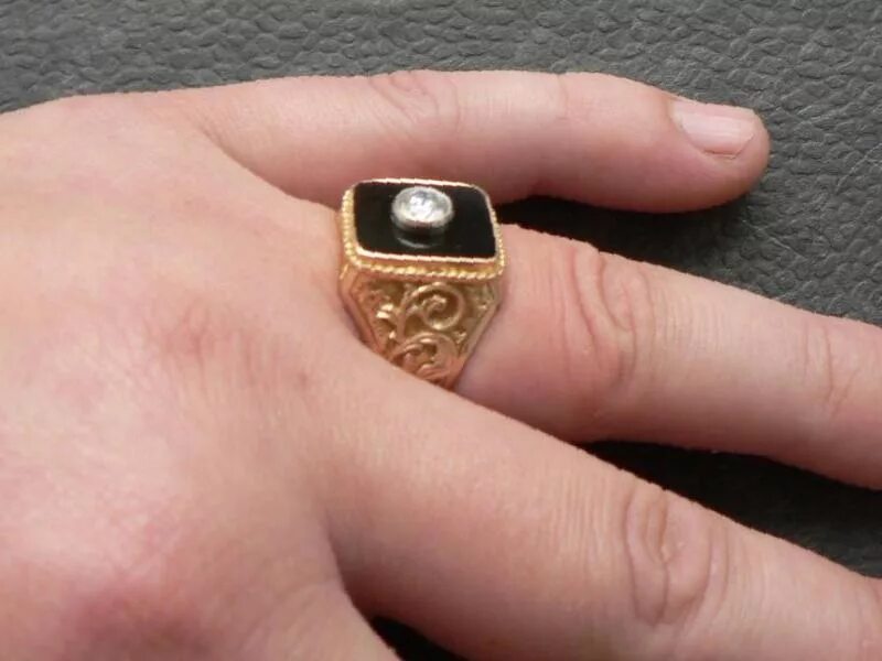 кольцо печатка на пальце. мужской перстень на руке. мужские золотые печатки на пальцах. перстень мужской. кольцо на палец мужское.