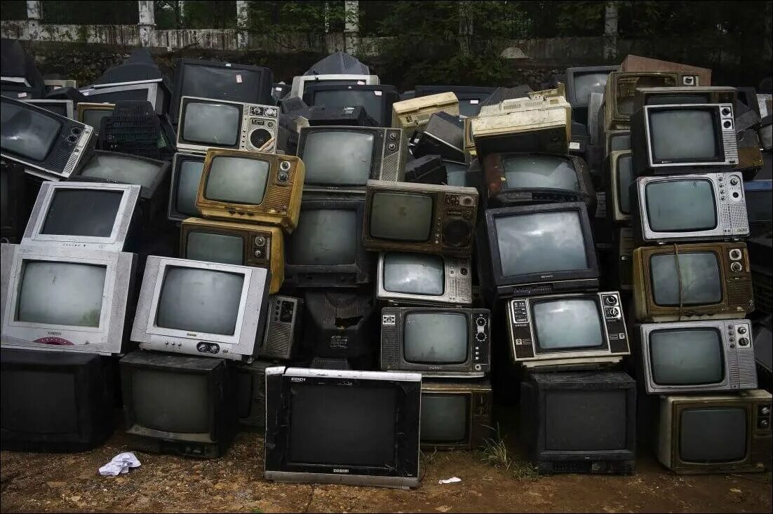 Скупка телевизоров москва. Старый телевизор. Старая техника. Свалка телевизоров. Много телевизоров.
