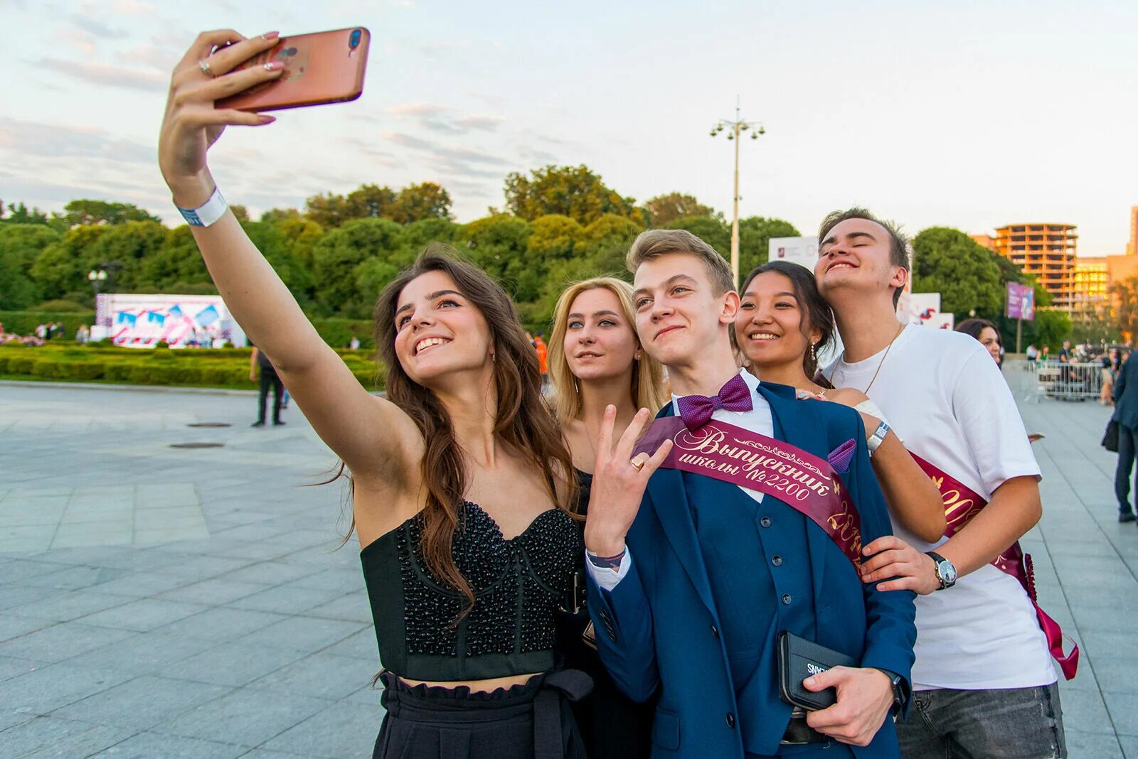 Выпускной. Фотосессия выпускников. Фотосессия на выпускной. Выпускной в школе.