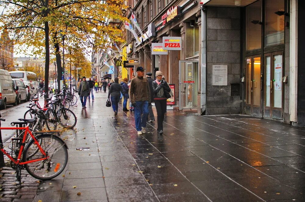 Хельсинки пробки. Бассейн в хельсинки на набережной. Esprit в хельсинки. Порт и набережная хельсинки. Подземный бассейн хельсинки.