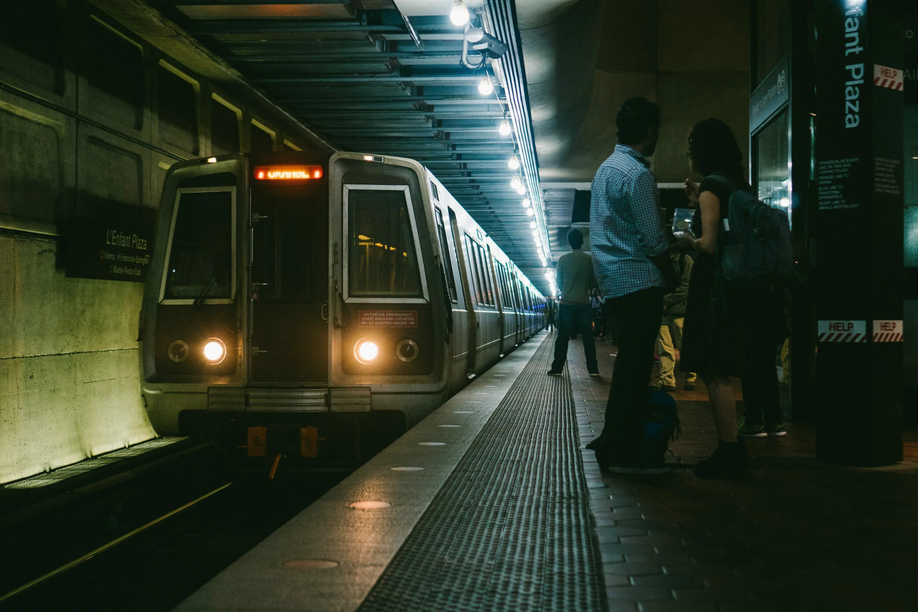 Переехало метро. Поезд метро. Люди в метро. Ночное метро. Люди на платформе метро.