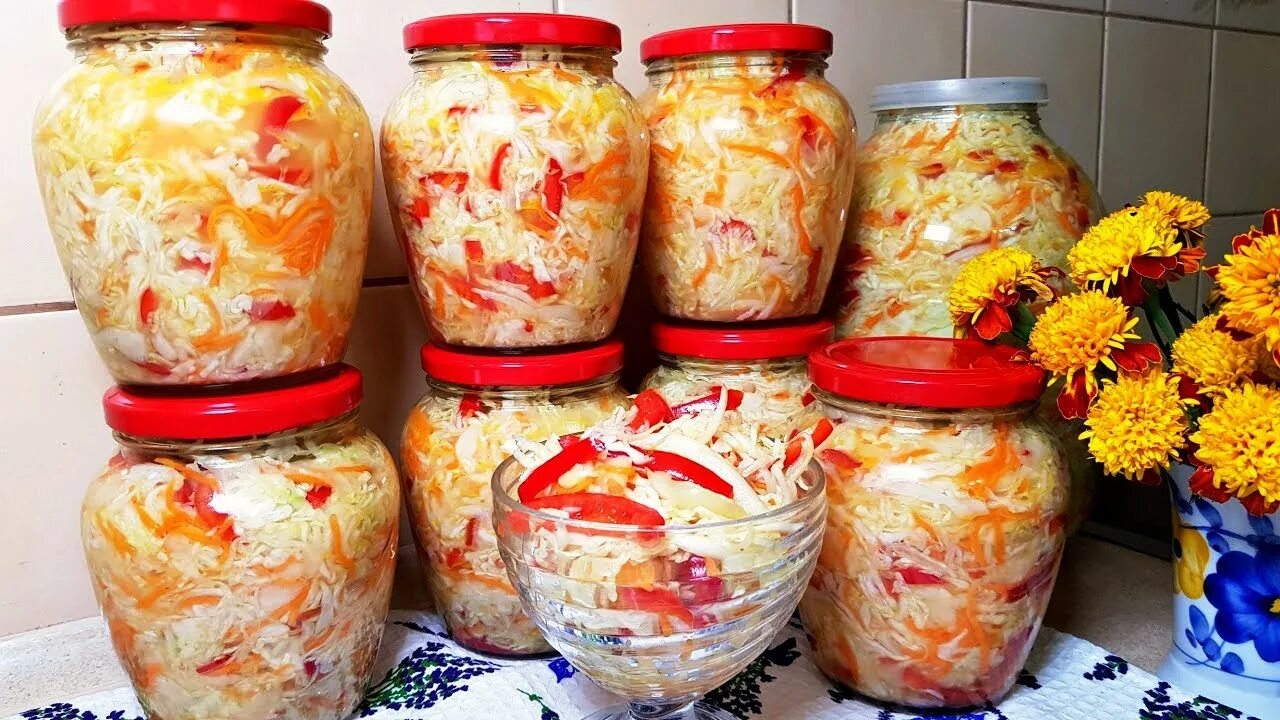 Салат осенний на зиму с капустой. Салат осенний на зиму. консервированная капуста на зиму. консервирование капусты в банках. салат с капустой на зиму.