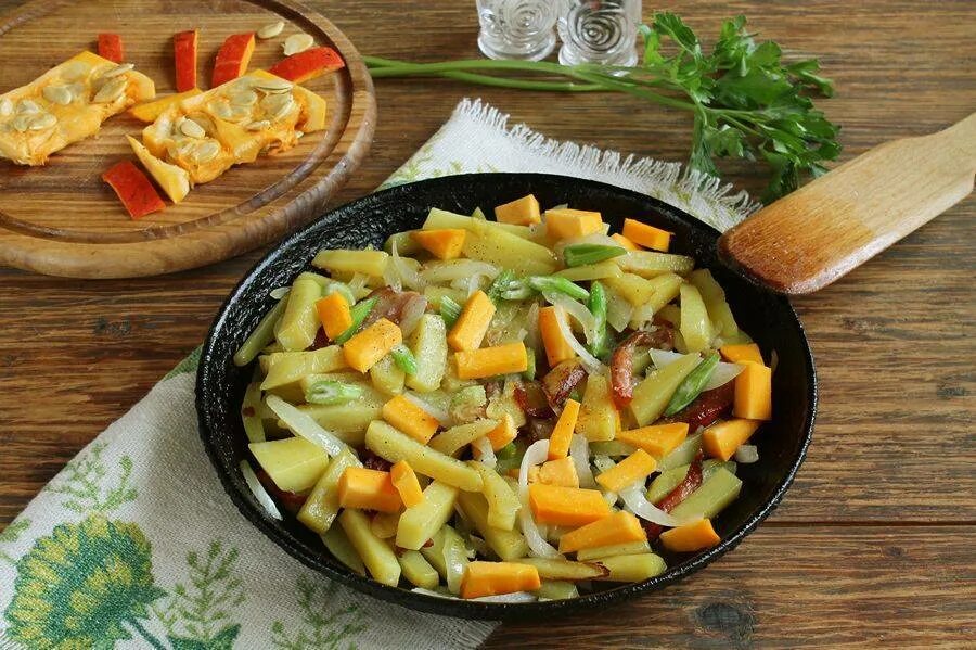 Картошка с тыквой. Тыква с картошкой. жареная картошка с тыквой. тыква с картошкой на сковороде. жареная тыква с картошкой на сковороде.