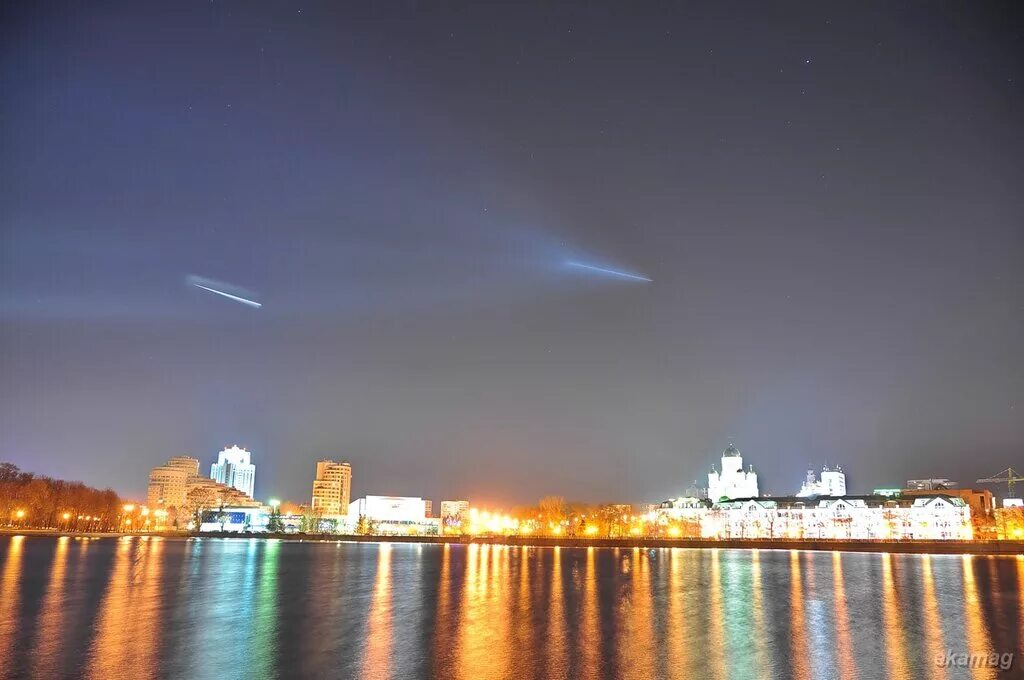 ракета в небе ночью. леониды метеорный поток 2020. ракета в небе ночью. суперлуние буэнос-айрес. что пролетело в небе.