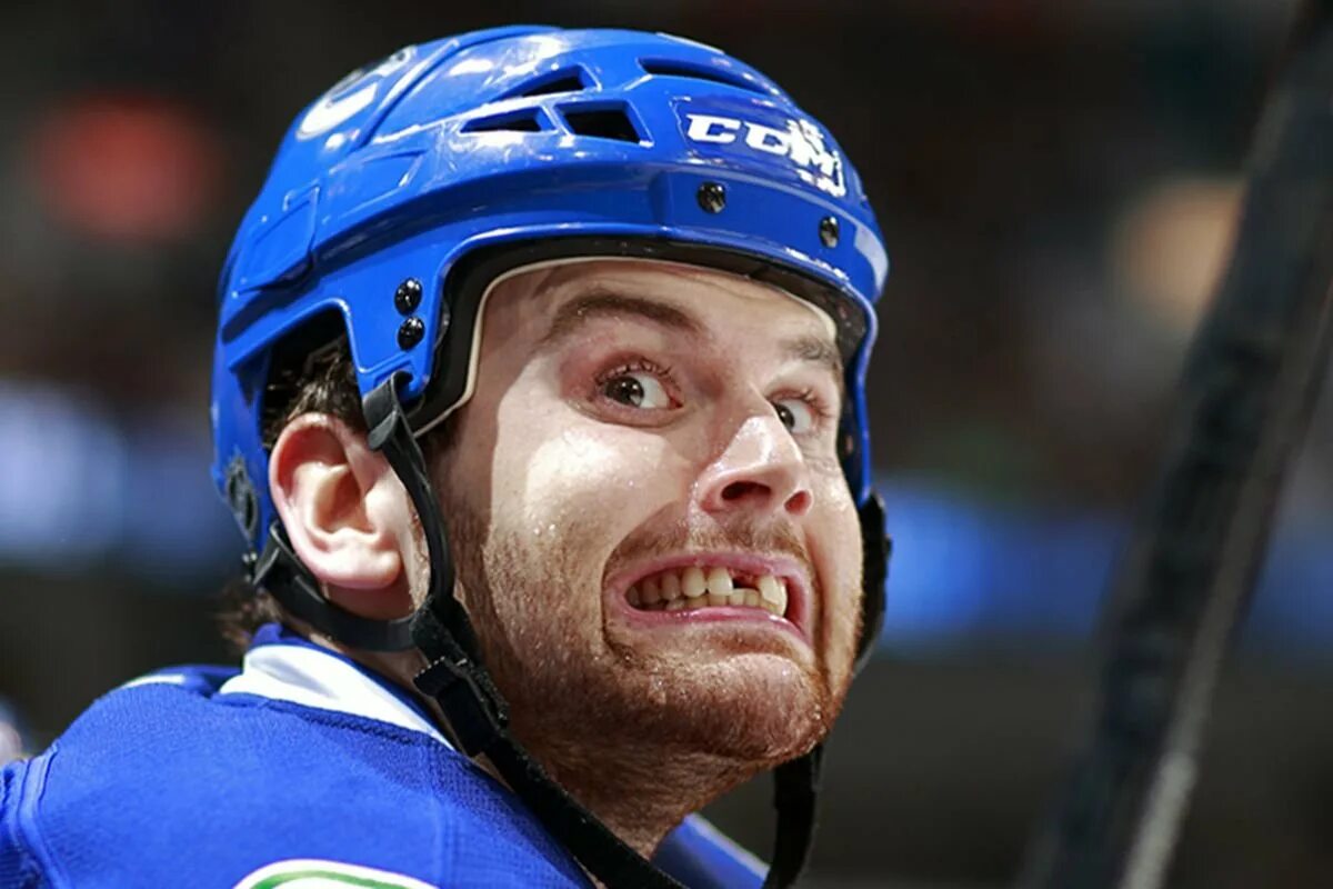 Беззубый хоккеист. Александр овечкин. Беззубый хоккеист. Беззубые хоккеисты нхл. Хоккеист овечкин улыбка.