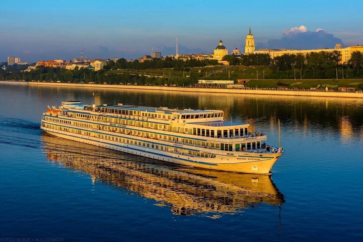 Теплоход Кама Пермь. Теплоход на Каме в Перми.