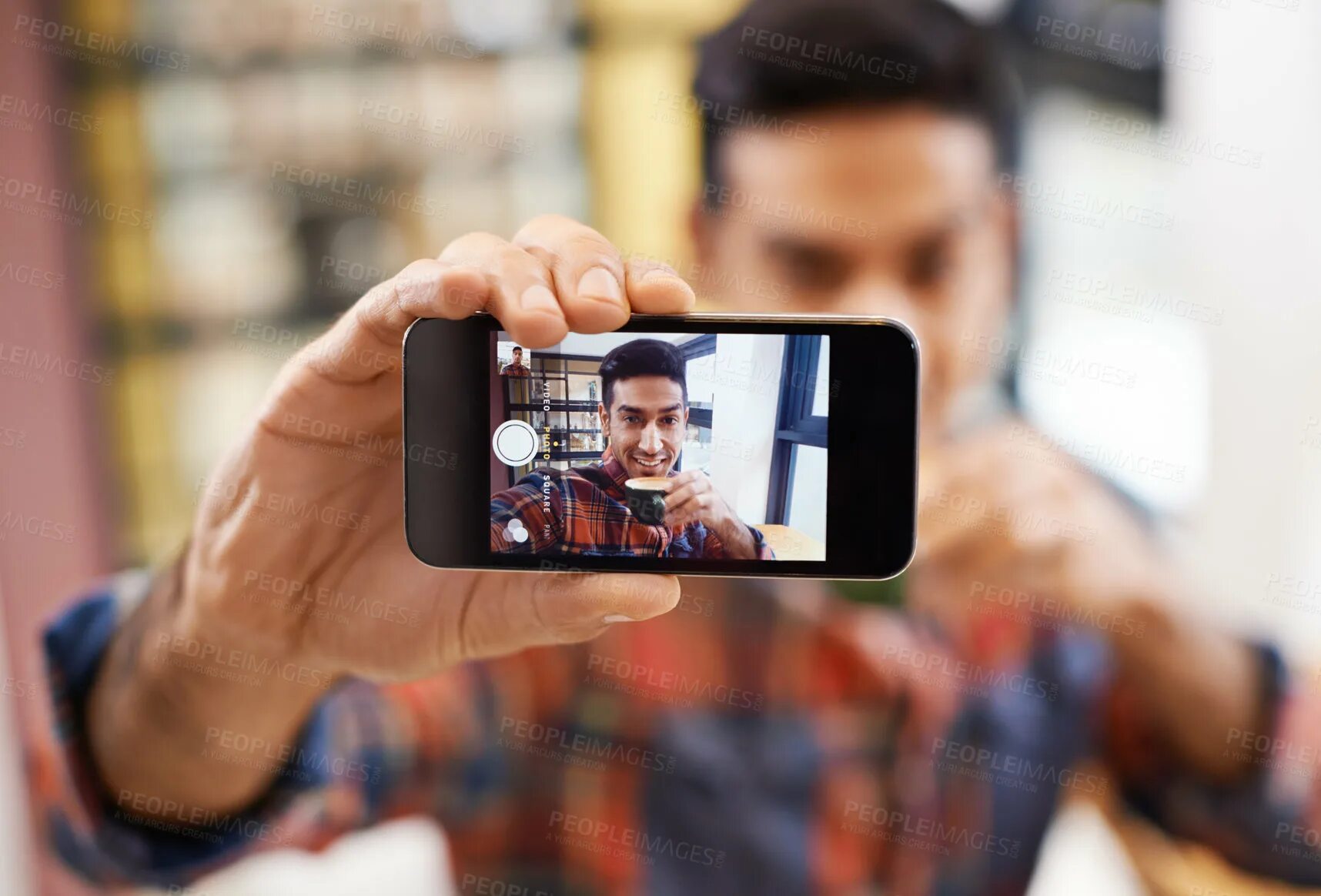 Девушка делает селфи. Селфи камера. Селфи. Селфи на планшет. Селфи съемка.