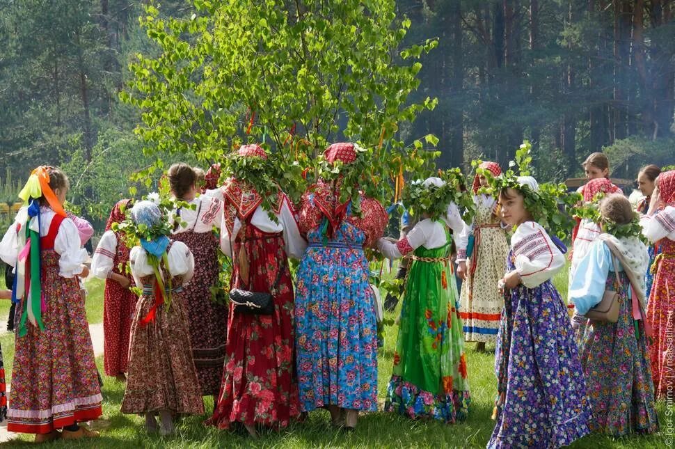 Праздник с березовыми букетами. Семик и Троица. Семик Троица праздник. Завивание Березки на Троицу. Троица праздник завивание Березки.