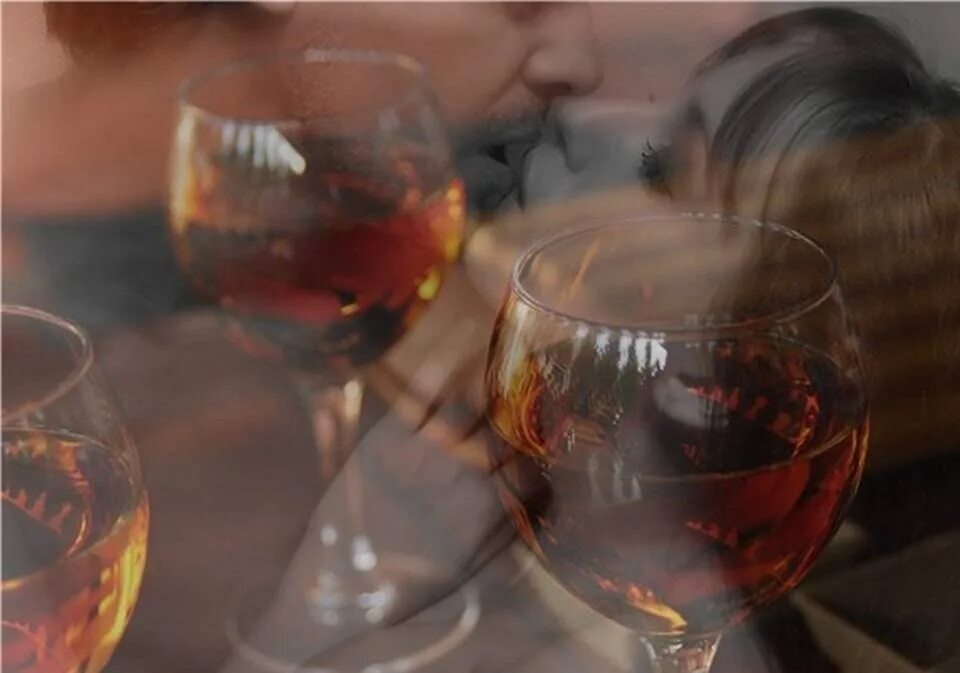 Бокал вина с любимым. Вино любви. Любовь и вино коньяк. Хрустальный бокал с вином.