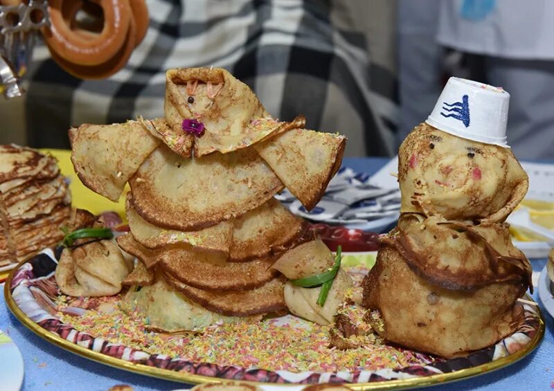 Украсить блины на масленицу конкурс. Конкурс блинов на Масленицу. Композиция из блинов. Украшение блинов на Масленицу. Композиция из блинов на Масленицу.