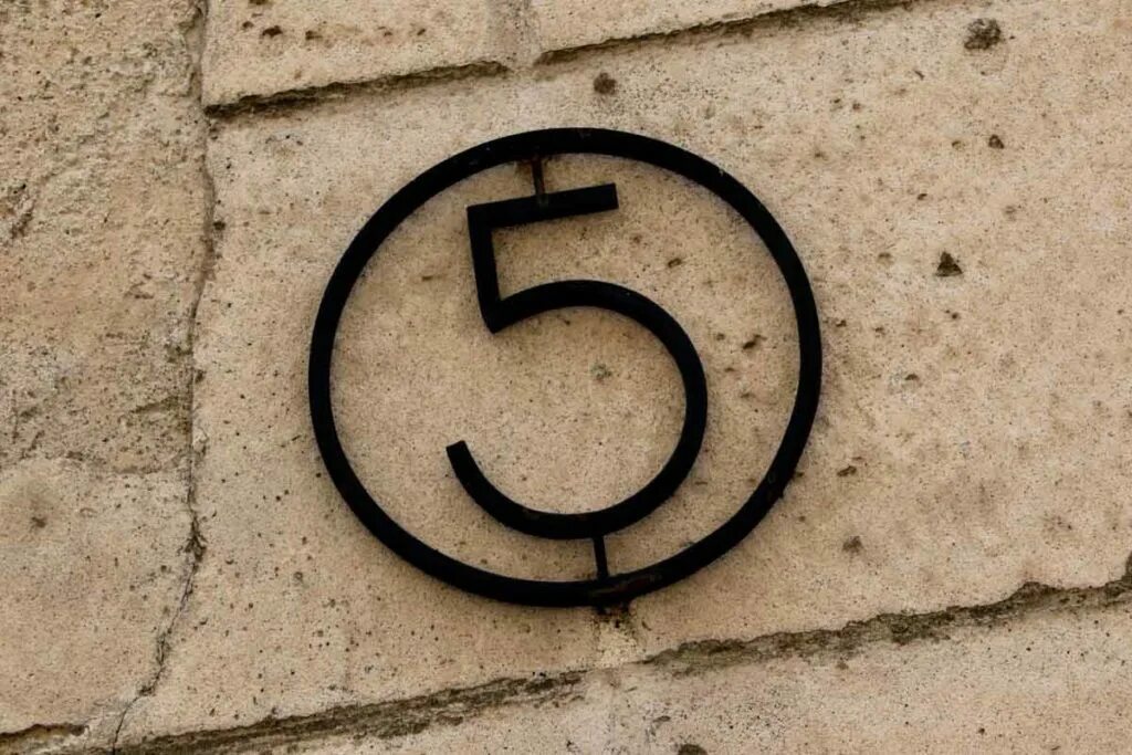 Число судьбы 5. Цифра 5. Кармическое число 5. Нумерология пятерки люди пятерки. Что обозначает пятерка