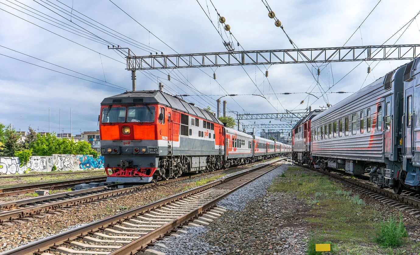 Комиссионный железнодорожный. Тэп70 0279. Поезда. Поезд на станции. Пригородный поезд.