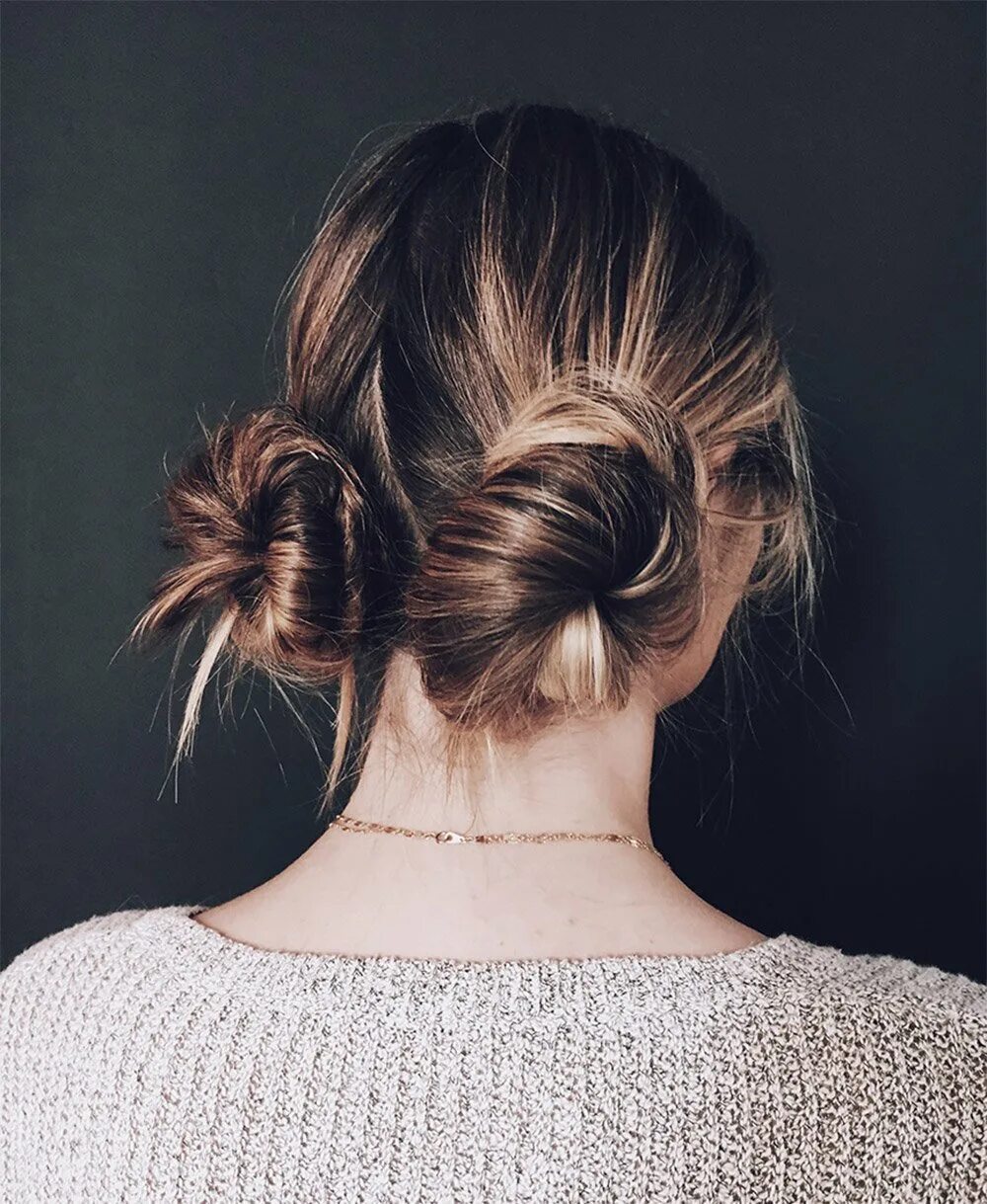 Прическа messy bun. Пучок на голове. Прическа шишка. Прическа гулька.