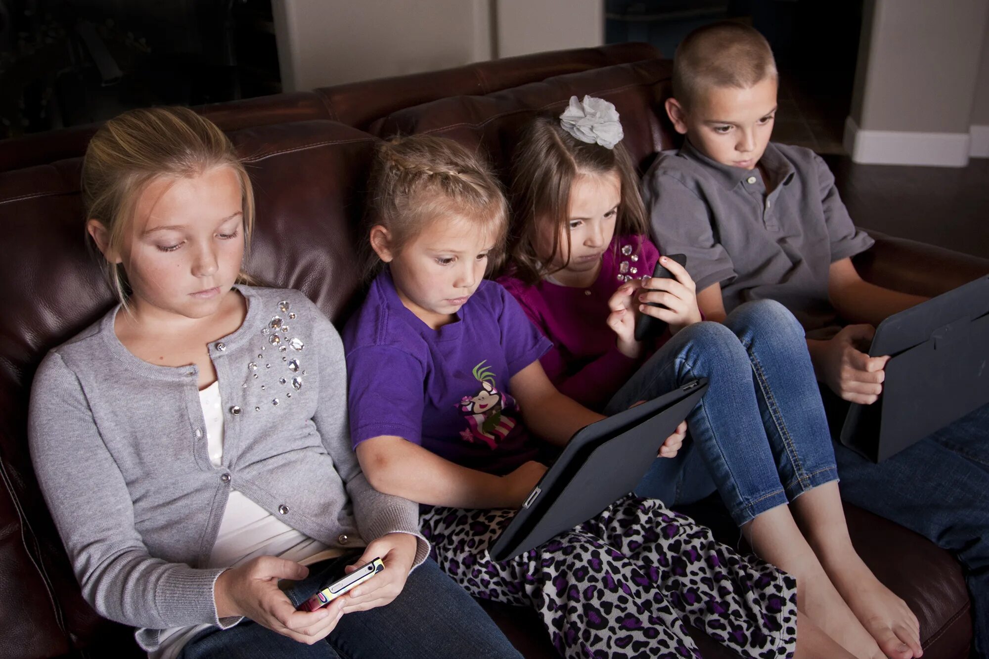 Социальный ролик социальные сети. Современные дети и гаджеты. Ребенок со смартфоном. Ребенок с телефоном. Дети родители гаджеты.