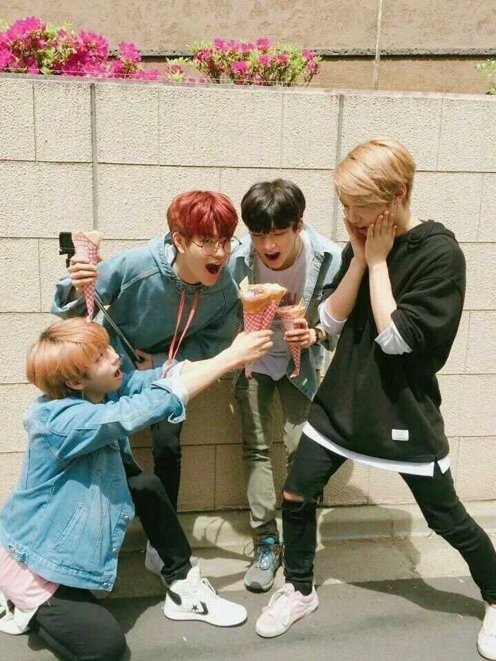 Смешные картинки stray kids. Чонин феликс и джисон. группа stray kids felix чонин. stray kids макнэ лайн. минхо и джисон хэллоуин.