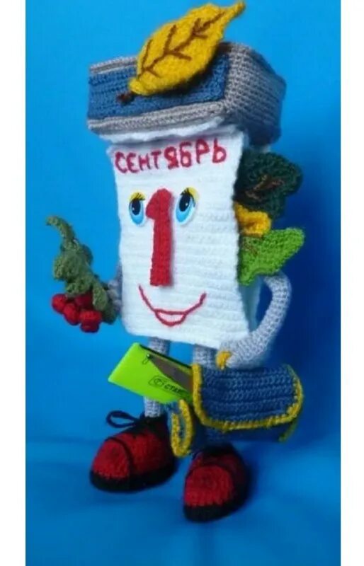 Вязаный букет открытка. Вязанная учительница. Вязаный подарок учителю. Вязаная кукла учитель. Композиция из пряжи.
