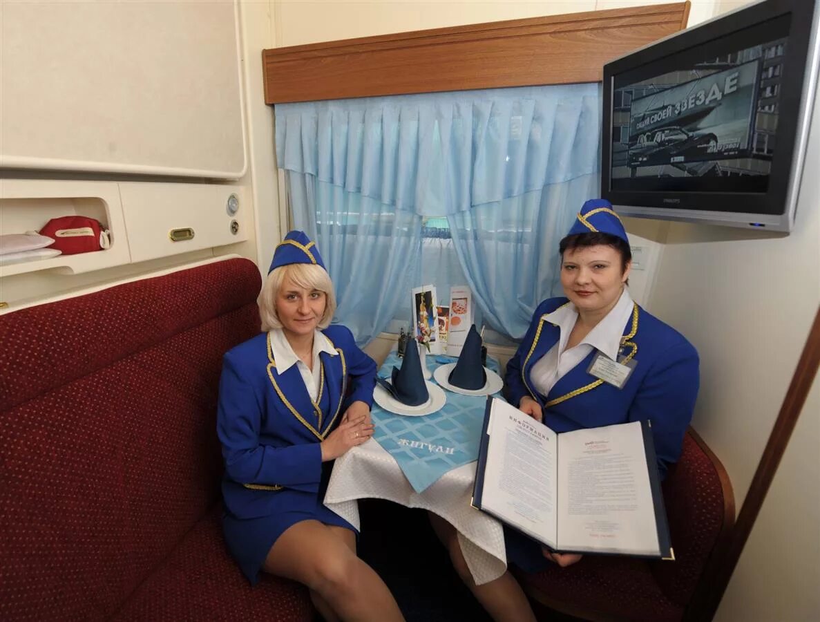 белорусские проводницы поезда. новая форма ржд 2023 проводников. начальник поезда. вагоны просторы алтая. проводница до рязани.