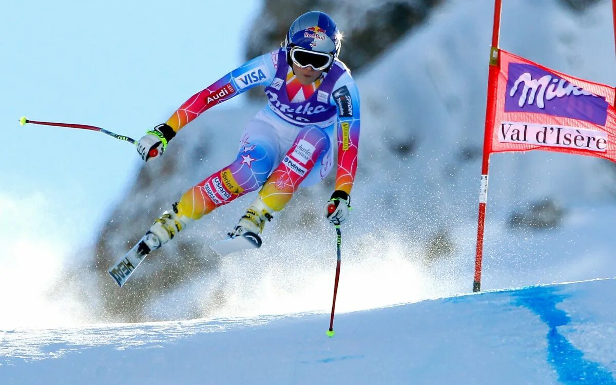 Скоростные виды спорта. Горнолыжницы скоростной спуск. Горные лыжи скоростной спуск. Горные лыжи скоростной спуск трамплины. Скоростной слалом спорт.