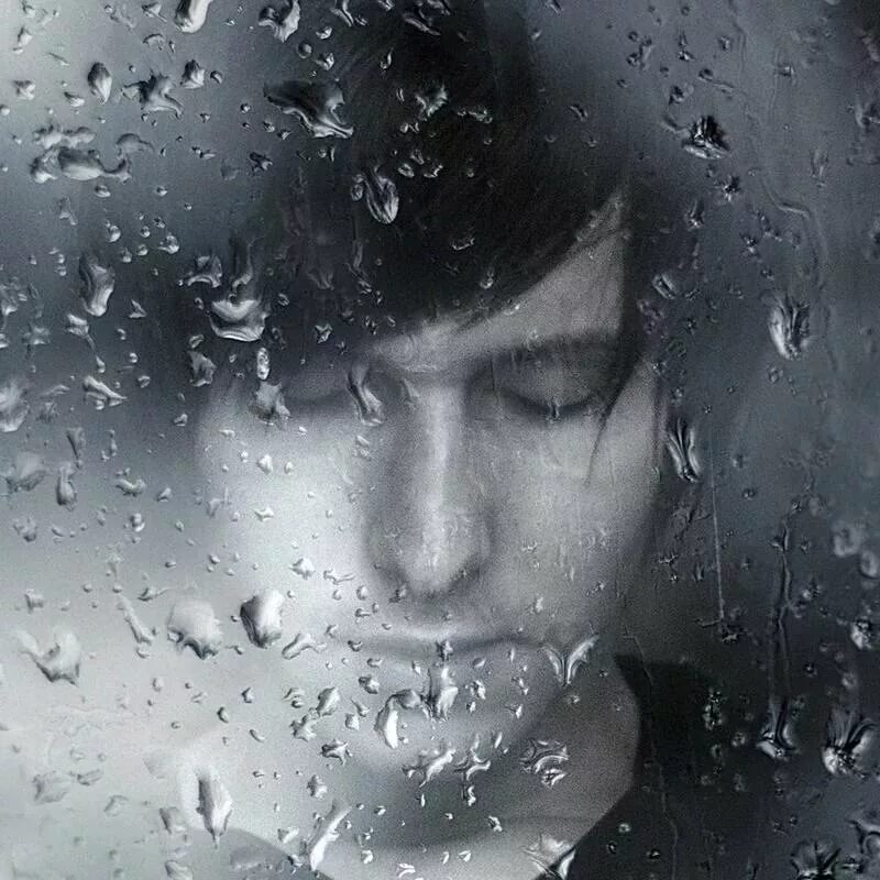 Песня на душе дожди. Грустный парень. Грустный парень под дождем. Парень плачет под дождем. Мужчина плачет у окна.