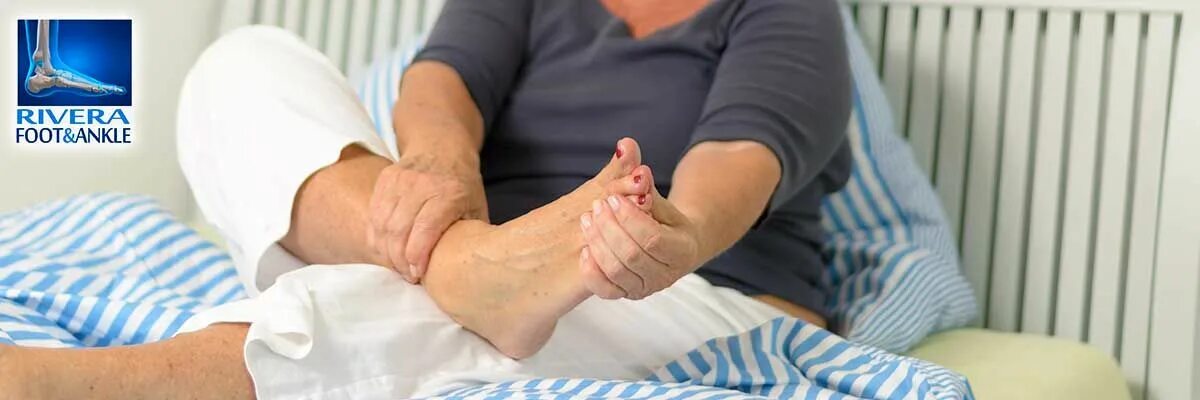 Что принимать при судорогах ног пожилым. Стопа пожилого человека. ночные судороги в ногах у пожилых.