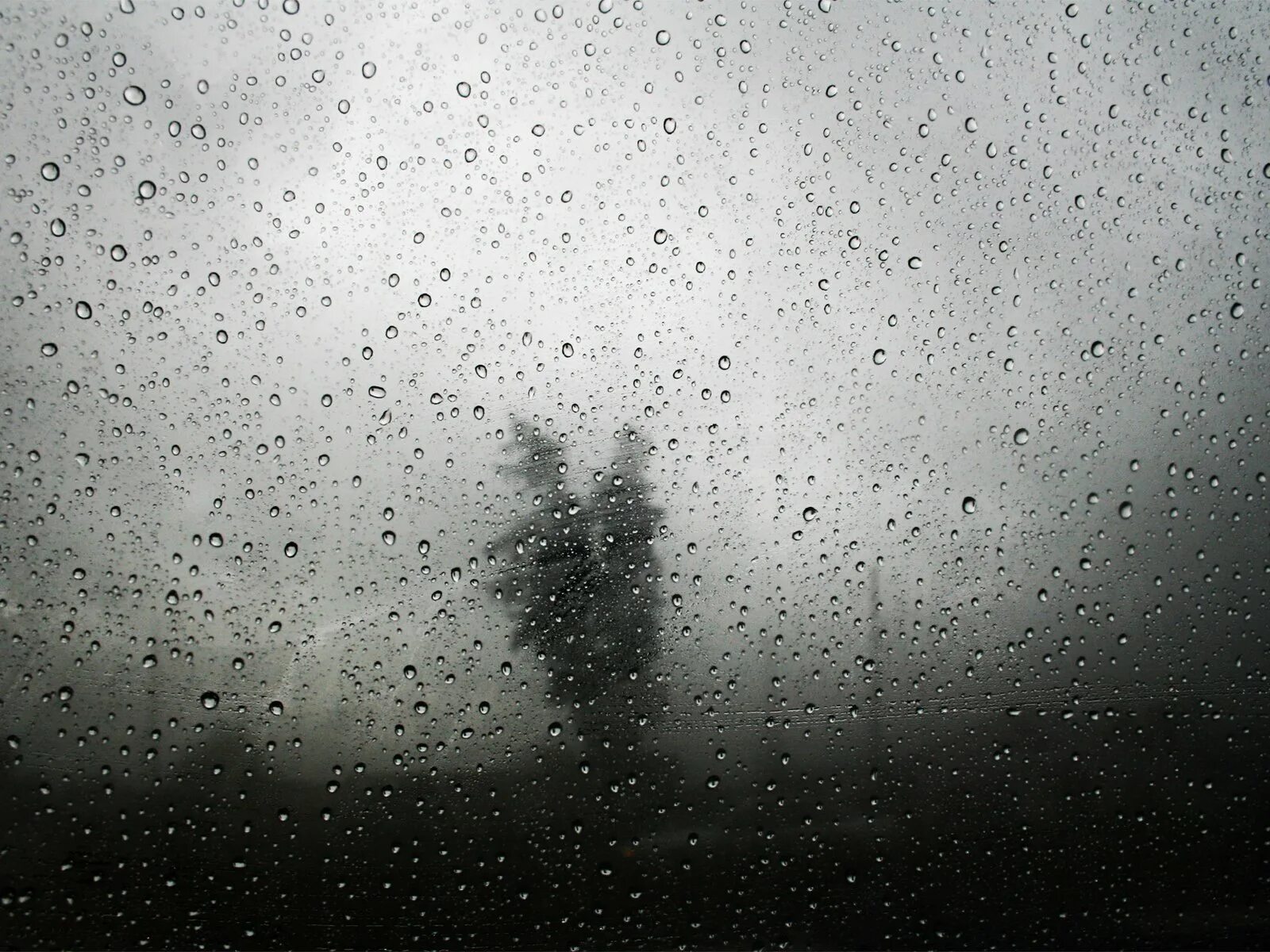 Запотевшее стекло дождь. Капли на стекле. Дождь на стекле. Запотевшее стекло. Капли дождя на стекле.