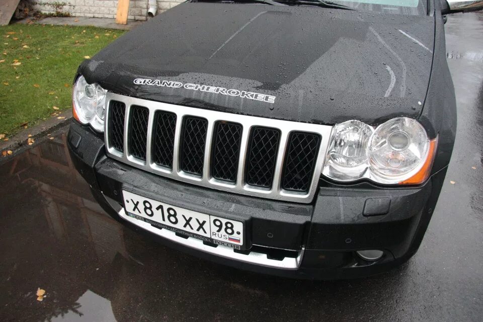 Капот джип чероки. Капот для Jeep Grand Cherokee wk1. Дефлектор на Грант Чероки 2005. Дефлектор капота с джип Гранд Чероки. Jeep wk2 с дефлектором капота.