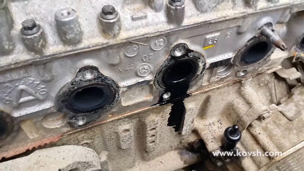 Масло из выхлопного коллектора. Коллектор тосола маз 238. ямз 238 утечка масла. масло в выпускном коллекторе.