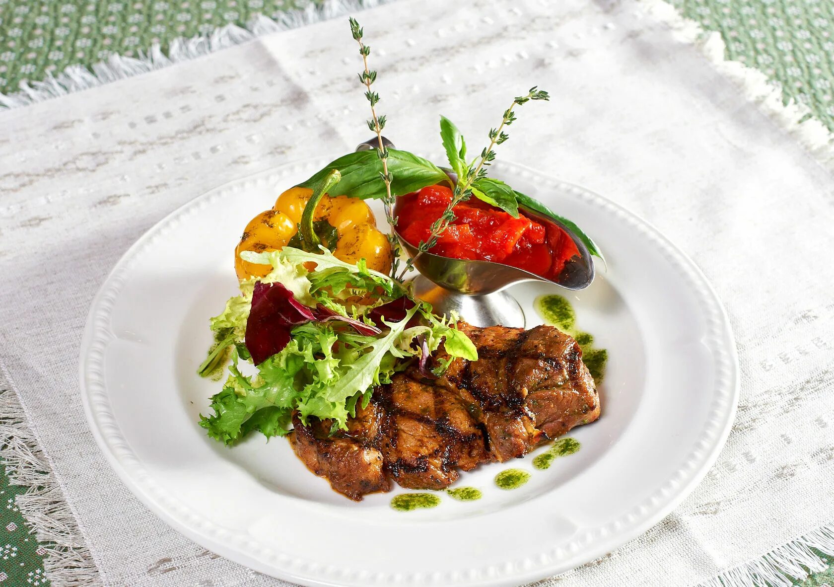 Красивые ресторанные блюда. Ресторанные горячие блюда. Декор блюд высокой кухни. Горячее блюдо от шеф повара. Фуагра рыба.