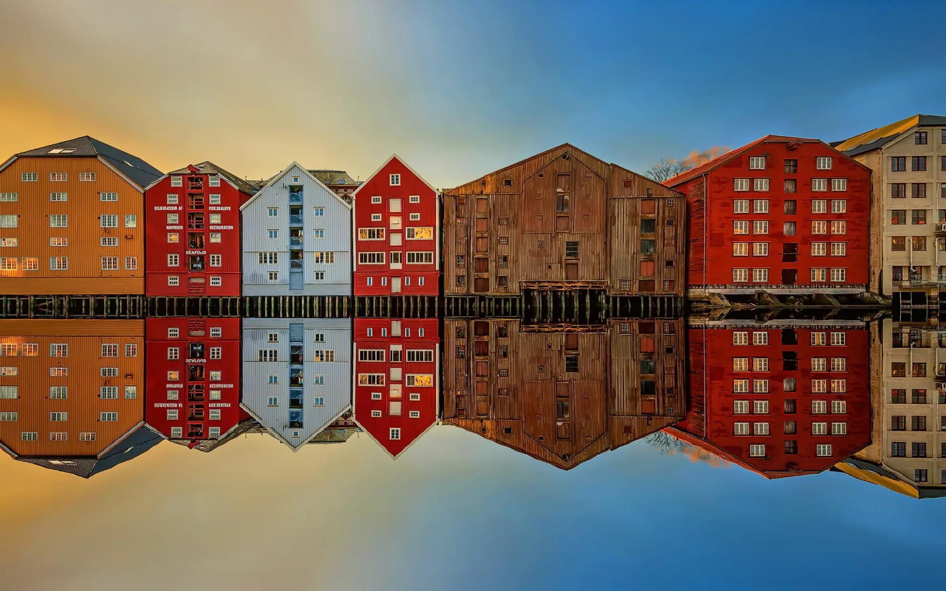 Звучание домов. "Красный дом", город Висмар. Тронхейм Норвегия. Норвегия Скандинавия архитектура. Разноцветные домики.