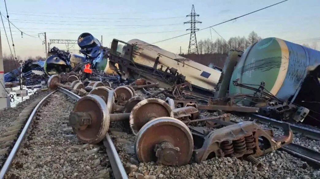 Поезд пришел на станцию утром по мосту. Станция Новки сход вагонов. Новки 1 крушение поезда. Новки 1 крушение поезда на станции.