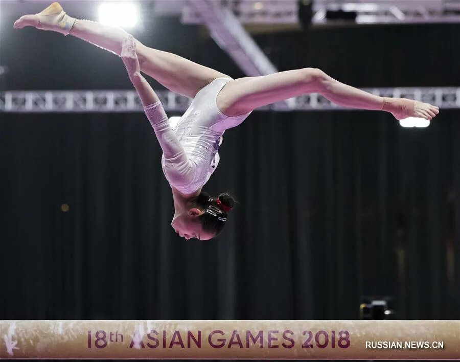 Китайская гимнастка на бревне спортивная гимнастика. Спортивная гимнастика в древнем китае. Выступление гимнасток в китае. Китайские спортсменки. Гимнастика в китае.