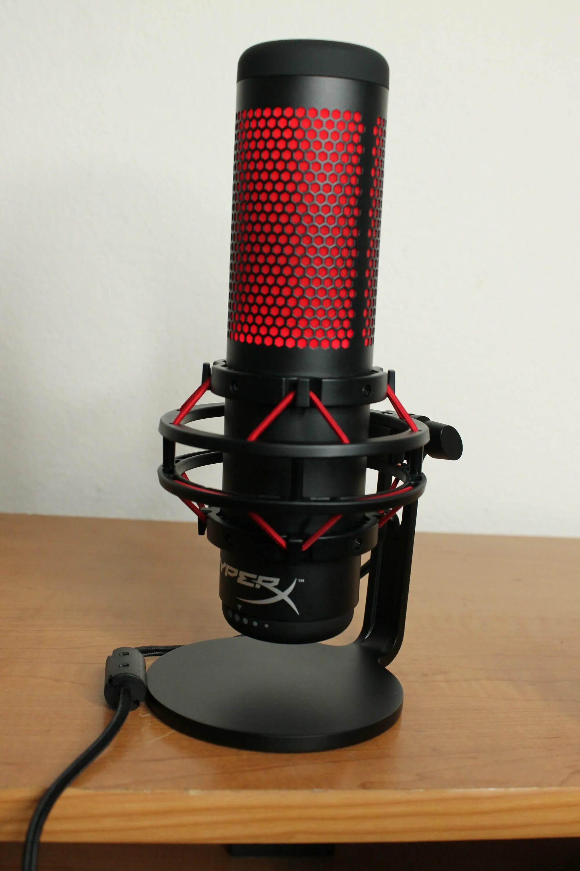 Микрофон HYPERX Quadcast. Blue Yeti vs HYPERX Quadcast. HYPERX Quadcast, комплектация микрофон. Комплект микрофон HYPERX Quadcast s White. Купить микрофон quadcast